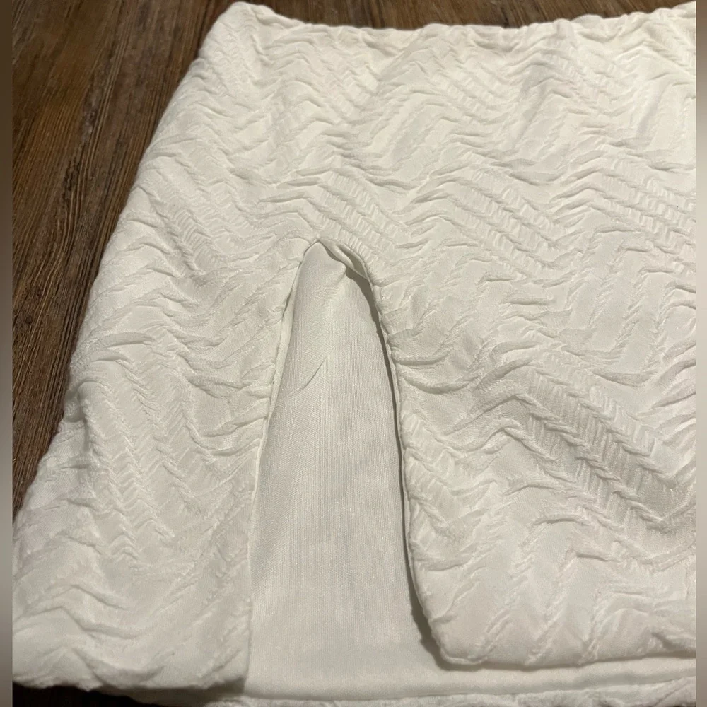 PRINCESS POLLY white skirt with slit size 6 - Picture 2 of 4